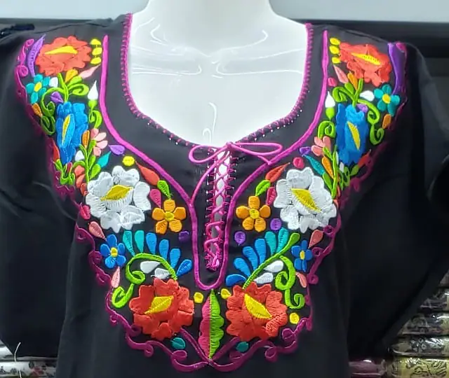 Cuello de vestido negro bordado con flores de colores